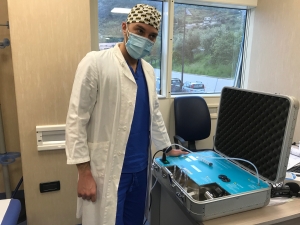 Il dottor Lo Bianco con macchina ozonoterapia