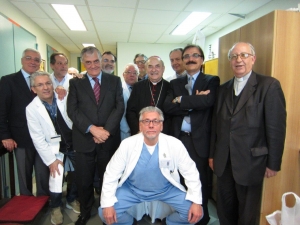 Il Vescovo Vincenzo Manzella con management e medici 