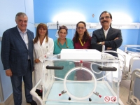 Giuseppe Ferrara e Vittorio Virgilio con lo staff di chirurgia vascolare e la &quot;camera iperbarica&quot;