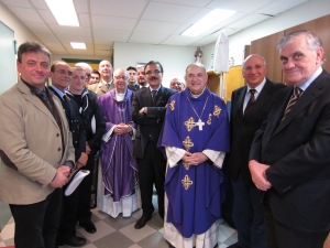 Pasqua, vescovo inaugura vetrate cappella ospedale