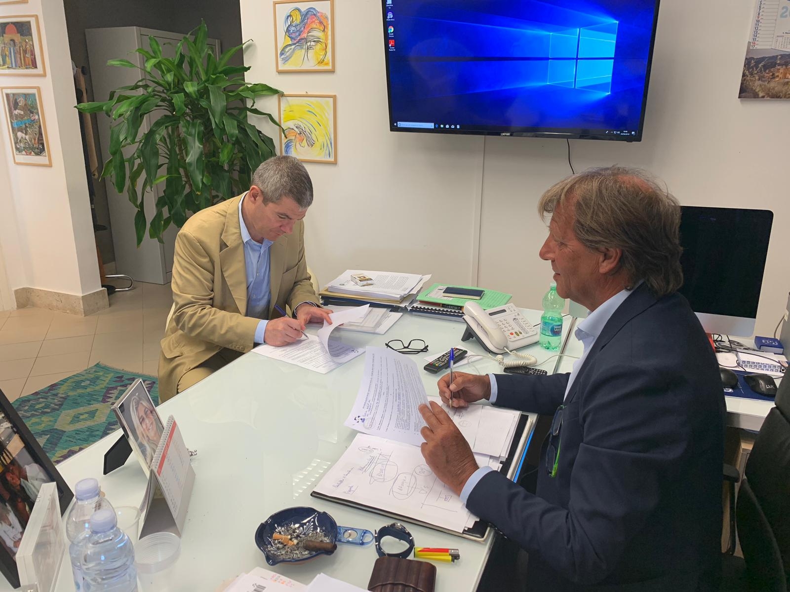 Nella foto Lupparelli e Albano durante la firma del contratto