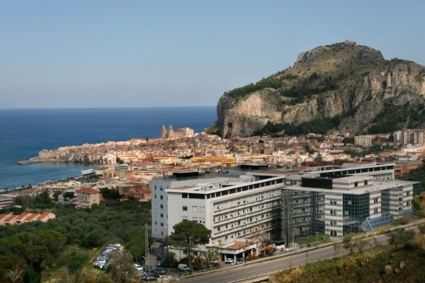 In primo piano il Giglio su Cefalù