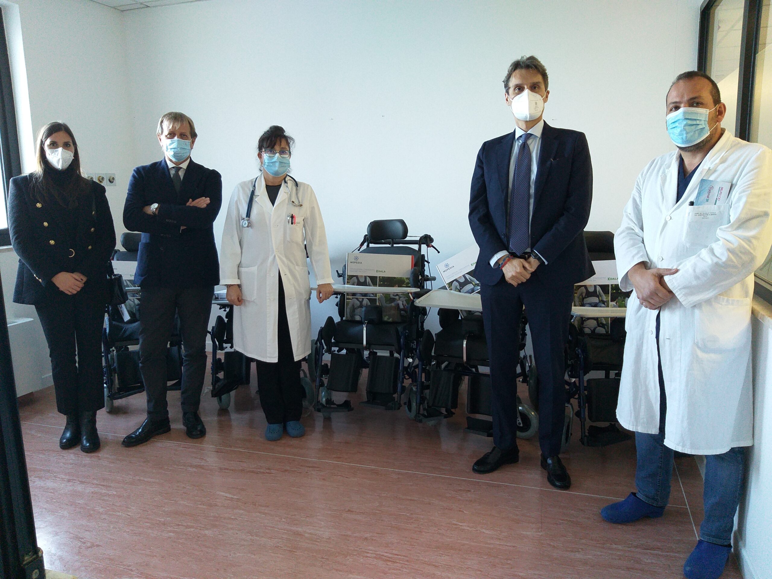 La consegna delle sedie per la neuroriabilitazione