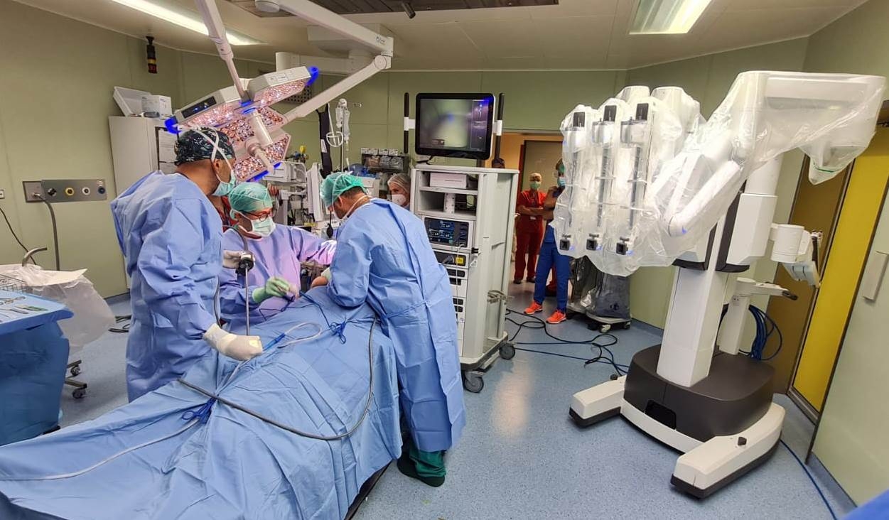 Il prof. Raffaelli e il dr Sessa al tavolo operatorio